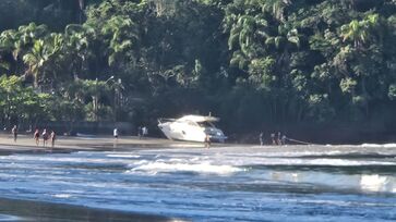 Embarcação encalhada em praia de Ubatuba, no litoral norte paulista