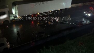 Acidente aconteceu por volta das 21h30, e chovia quando o veículo caiu na rodovia Anchieta