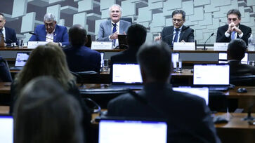 Proposta reduz gradualmente a tributação para quem recebe entre R$ 5 mil e R$ 7.350