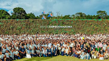 Lula posa ao lado de voluntários da COP30, em Belém