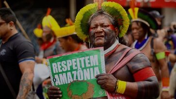 Indígena durante protesto na COP30, em Belém