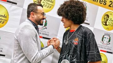 Bressan durante cerimônia com o rapper Magrão