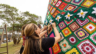 80 voluntárias transformaram retalhos de crochê em uma obra natalina impressionante