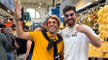 Fausto Carvalho, o Menzinho, e Paulo Marques, o Pacote, durante gravação no Mercadão