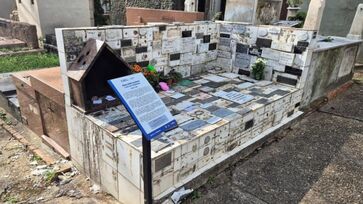 Estudantes deixaram seus agradecimentos no túmulo de Maria Judith de Barros