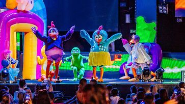 Com músicas clássicas e personagens ao vivo, o espetáculo resgata o formato divertido dos programas de auditório dos anos 1990