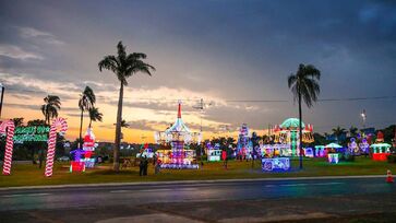 Programação começa às 19h e inclui máquinas de neve, carrossel, roda-gigante e circuito de luzes pela cidade