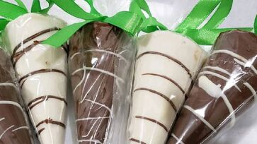 Durante as aulas, os participantes irão aprender diversas técnicas de confeitaria, decoração natalina e maquiagem