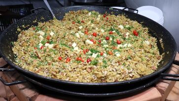 Forró ao vivo, apresentações culturais e iguarias como baião de dois e acarajé integram a programação