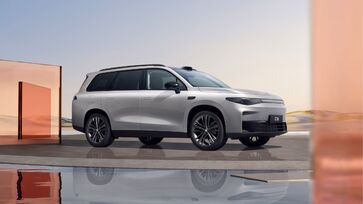 No Salão de São Paulo, fabricante mostra o B10 pronto para o mercado brasileiro e o C16, SUV de seis lugares com proposta interna diferenciada