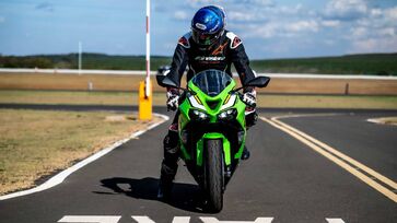 Para Roberto Falkenstein, consultor da área de tecnologias da Pirelli para a América Latina, o motociclista deve evitar também misturar tipos diferentes de pneus