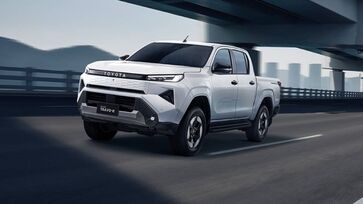 Eixos elétricos de alta potência são usados na dianteira e na traseira, fornecendo potência máxima de 144 kW (196 cavalos)