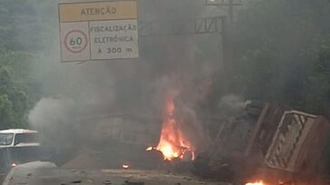 Dois veículos transportavam cargas diversas, bateram e, logo após o impacto, pegaram fogo