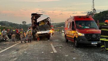 Sete pessoas ficaram presas às ferragens e precisaram ser retiradas pelas equipes de resgate