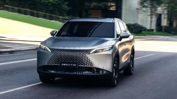 Transmissão híbrida DHT e o motor elétrico de 150 kW (204 cavalos) e 31,6 kgfm de torque oferecem respostas rápidas e lineares