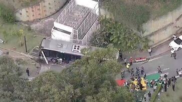 Ônibus perdeu o controle e bateu no portão de um condomínio