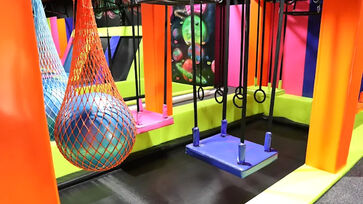 Há diversas opções de desafios, como escalada, equilíbrio, cesta de basquete, etc