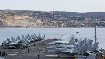 Porta-aviões possui uma pista para pousos e decolagens três vezes maior que o gramado do Maracanã