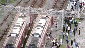 Passageiros tiveram que descer aos trilhos para andar pelo restante do trecho até a plataforma mais próxima