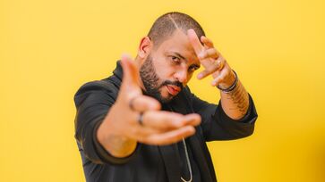 Cantor e compositor Projota revisita seus primeiros lançamentos