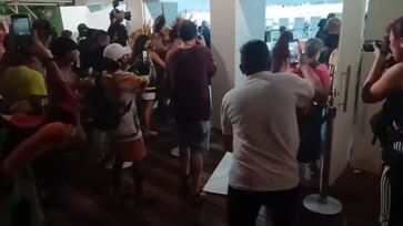 Manifestantes passaram pelas portas do pavilhão, mas a tentativa de acesso forçado ao local foi frustrada pela ação dos seguranças do evento