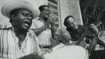 Candeia, em primeiro plano, ao lado de Elton Medeiros, Nelson Cavaquinho e Guilherme de Brito