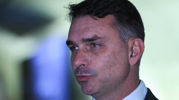 Senador Flávio Bolsonaro (PL-RJ) convocou apoiadores a 'reagir' e ocupar acesso ao condomínio