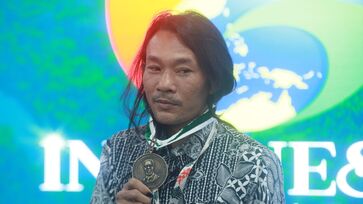 Guia indonésio recebe medalha durante a COP30, em Belém