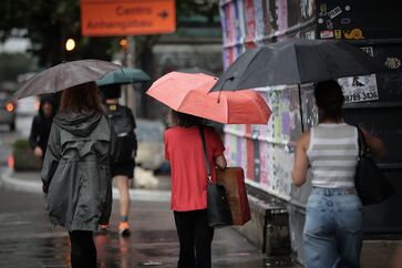 Defesa Civil orienta a população a evitar se abrigar sob árvores durante tempestades