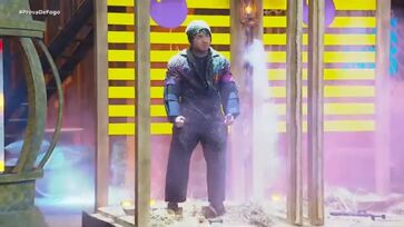 Na dinâmica, os peões precisavam segurar uma corda que mantinha um alçapão fechado