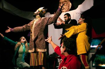 Apresentação começa antes da plateia tomar seus lugares