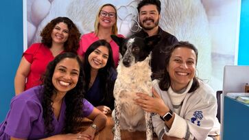 Branquelo ao lado de parte da equipe que ajudou a salvar sua vida