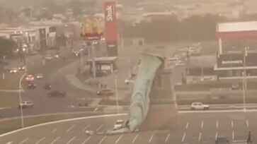 Est&aacute;tua foi instalada na inaugura&ccedil;&atilde;o da loja e possui 35 metros, da base at&eacute; a ponta da escultura