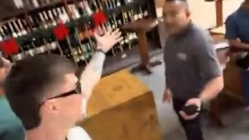 Jovem grava momento em que segurança pede para casal parar de se abraçar