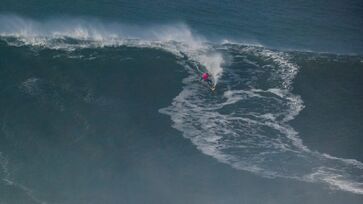 Surfista brasileiro Lucas Chumbo levou o prêmio de melhor performance masculina do dia no Nazaré Big Wave Challenge