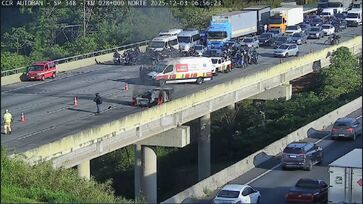 Quatro pessoas se envolveram no acidente; três saíram ilesas e uma teve ferimentos leves