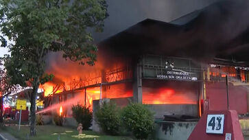 Chamas começaram em uma loja de alimentos e se espalharam por boxes cheios de material inflamável