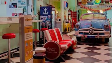 "Zé do Hambúrguer" se destaca ao transportar clientes para a estética clássica dos "diners" americanos dos anos 50