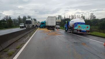 Uma pessoa ficou ferida e equipes atuam para liberar a rodovia