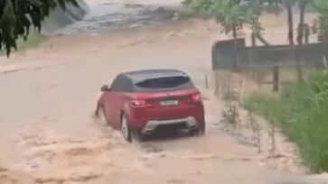 Força da água arrastou o veículo, que acabou submerso