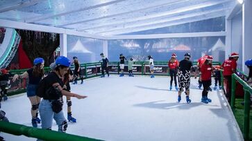Entre as atividades oferecidas estão pista de patinação no gelo temática