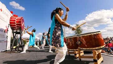 Taiko é um instrumento que simboliza celebração, conexão comunitária e espiritualidade