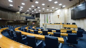 Candidatos precisam da maioria dos votos dos 55 vereadores