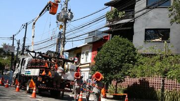 Os fortes ventos que atingiram a região metropolitana de São Paulo deixaram mais de 1 milhão sem luz
