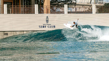 Piscina de 220 metros de comprimento oferece ondas mais longas que as do mar, combinando tecnologia de ponta com paisagismo tropical