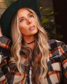 Adriane Galisteu se mantém como apresentadora do reality 