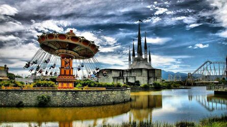 As vias internas do parque eram sinalizadas em português, inglês e espanhol, lembrando a famosa Disney World.