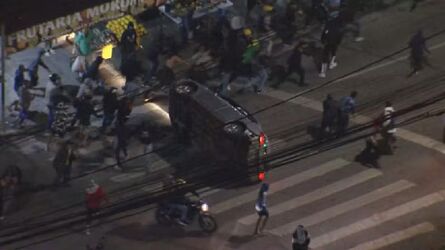 Um carro chegou a ser depredado e tombado por homens armados com pedaços de madeiras e pedras