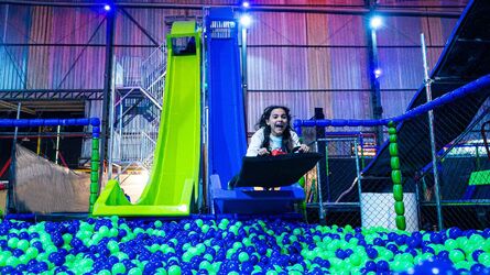 Batizado de Turbo Slide, escorregador tem duas pistas paralelas