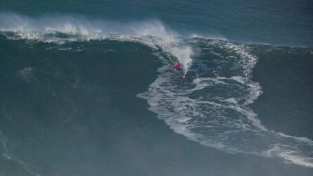 Surfista brasileiro Lucas Chumbo levou o pr&ecirc;mio de melhor performance masculina do dia no Nazar&eacute; Big Wave Challenge